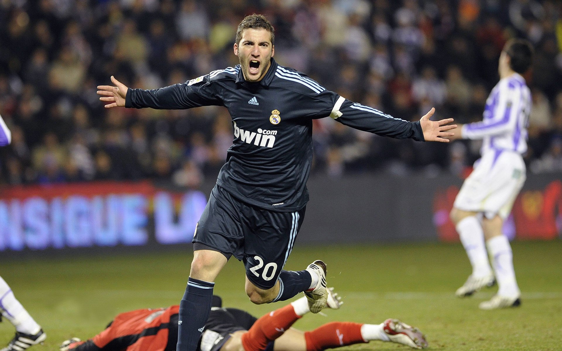 《PUBGMobile“星际荣耀”线上盛典,团队操作燃爆全场!》