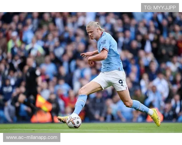 哈兰德连贯带球如同坦克前压——一场足球的钢铁风暴